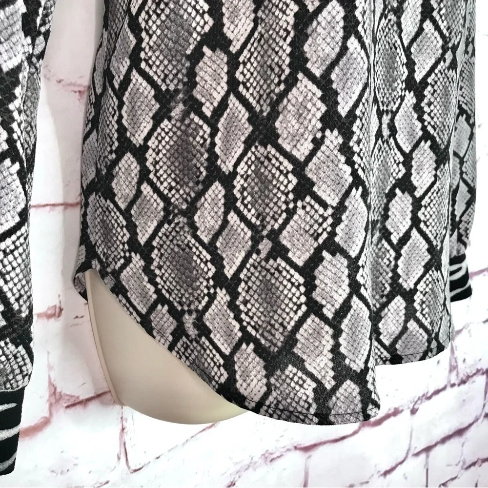 MICHAEL Michael Kors XS Snake Print Keyhole Neck Black & Gray Long Sleeve Blouse